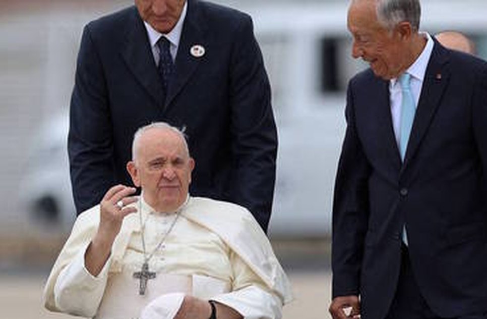 Papa chega a Portugal em meio a protestos e com desafio de abordar abusos sexuais da Igreja Católica / Foto: Foto: Antonio Cotrim