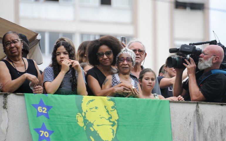 Cortejo com corpo de Pelé passa em frente à casa da mãe do Rei e emociona fãs