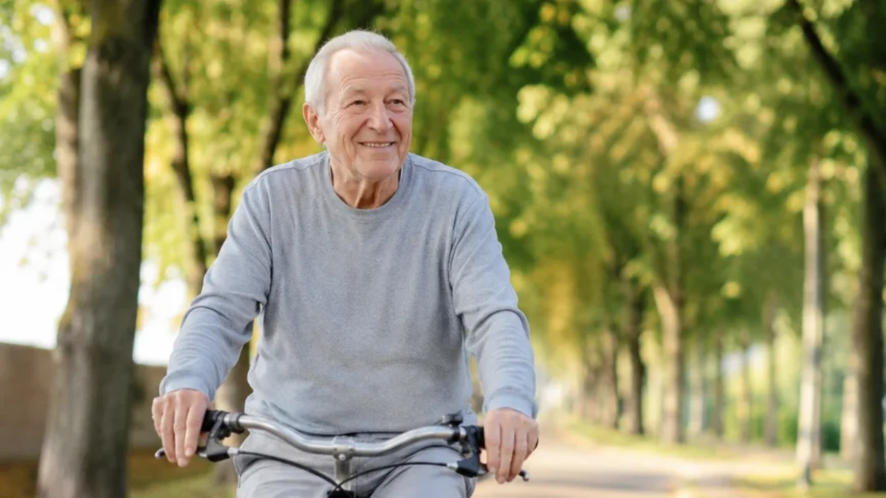 Idosos que andam de bicicleta vivem mais e preservam a independência por mais tempo, diz estudo