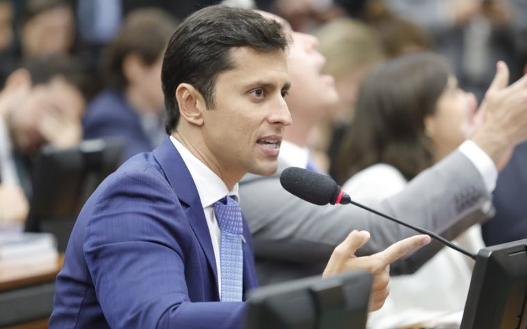 Projeto aumenta pena de estupro e roubo em local de circo ou feira itinerante