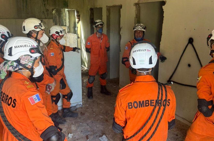 Cadetes do Corpo de Bombeiros participam de prática de busca e resgate em estruturas colapsadas