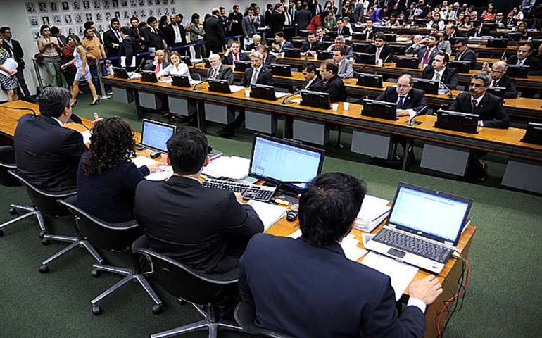 CCJ da Câmara aprova admissibilidade da PEC dos precatórios por 32 a 26