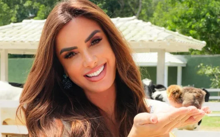 Nicole Bahls batiza peru com nome de Juliano Floss e diverte seguidores