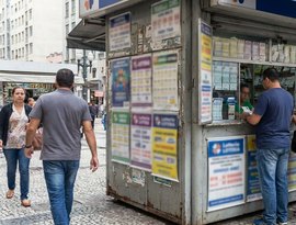 Seis apostas acertam dezenas da Mega-Sena e dividem prêmio de R$ 30 milhões; veja números sorteados neste sábado