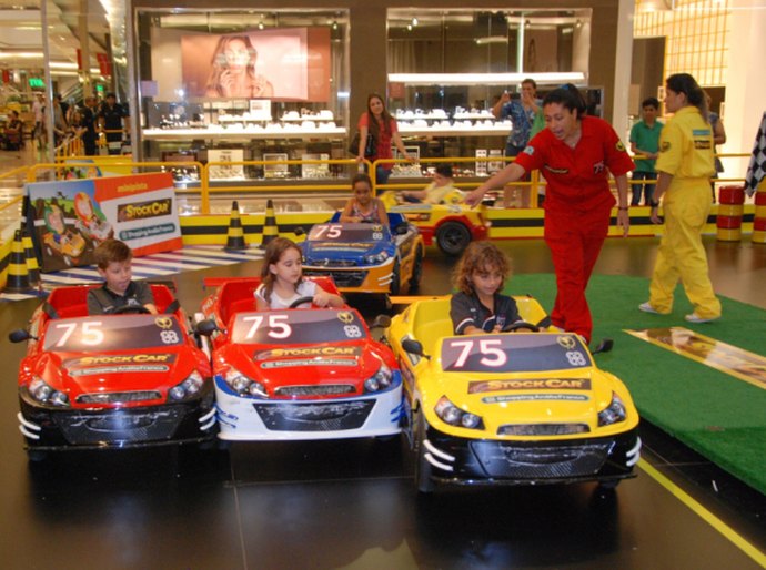 Férias: Pátio Maceió recebe mini autódromo e cabine de cinema 6D