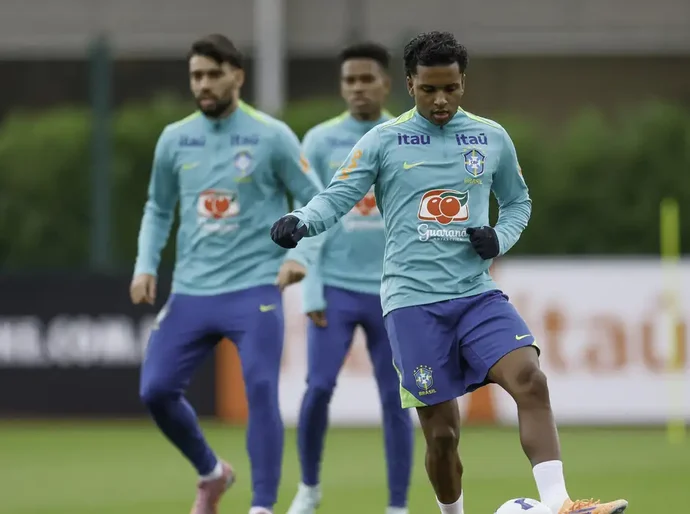 Seleção realiza primeiro treino para amistosos na Europa