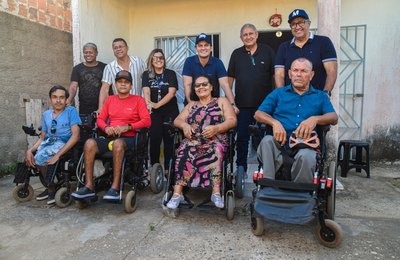 Parceria entre a Prefeitura e a Adefal beneficia coruripenses com cadeiras de rodas motorizadas