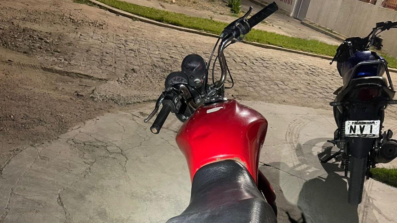 Polícia Militar flagra tráfico de drogas e recupera três veículos