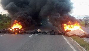 Manifestantes queimam pneus e fecham trecho da BR-101 em Sergipe