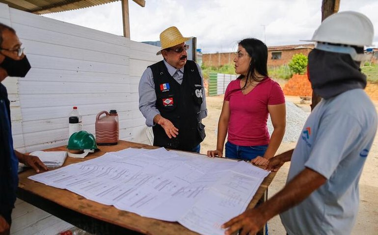 Gilberto e Gabriela Gonçalves vistoria obras da construção de UBS no Cucau, em Rio Largo