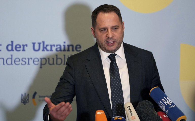 Renúncia do chefe do gabinete de Zelensky revela fissuras no governo ucraniano