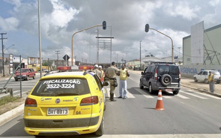 Arapiraca: SMTT conserta semáforo na AL-220 em frente à UE