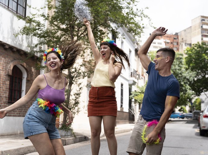Vai curtir os blocos de Carnaval? Veja cuidados simples ao usar cartão de crédito e aplicativos bancários