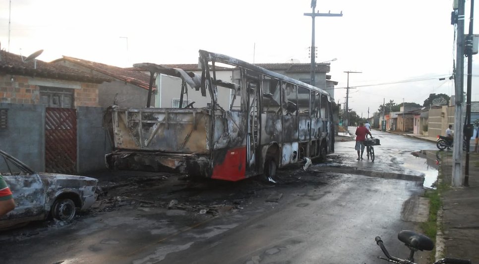 ONIBUS PEGA FOGO ARAUÁ / Foto: Internauta