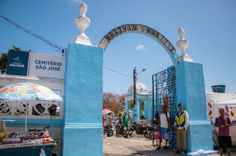 Maceió credencia ambulantes para atuar em cemitérios no Dia de Finados