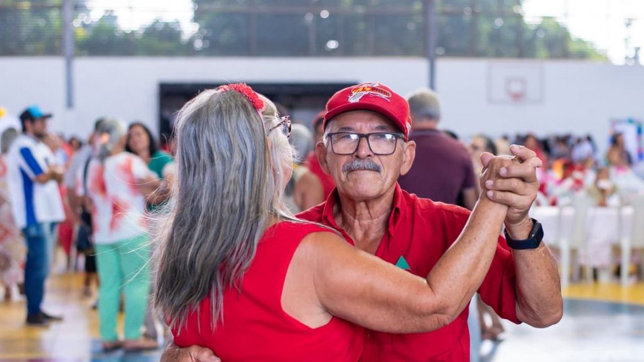 Baile da Primavera reúne cerca de 500 idosos em tarde de música, alegria e integração em Arapiraca