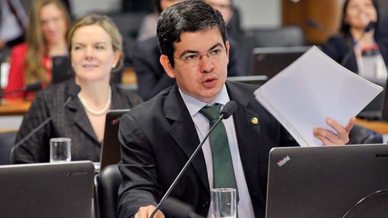 Senadores da oposição pedem à PGR afastamento do ministro da Justiça