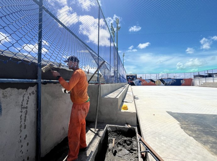 Moradores da Chã de Bebedouro são beneficiados com quadra poliesportiva