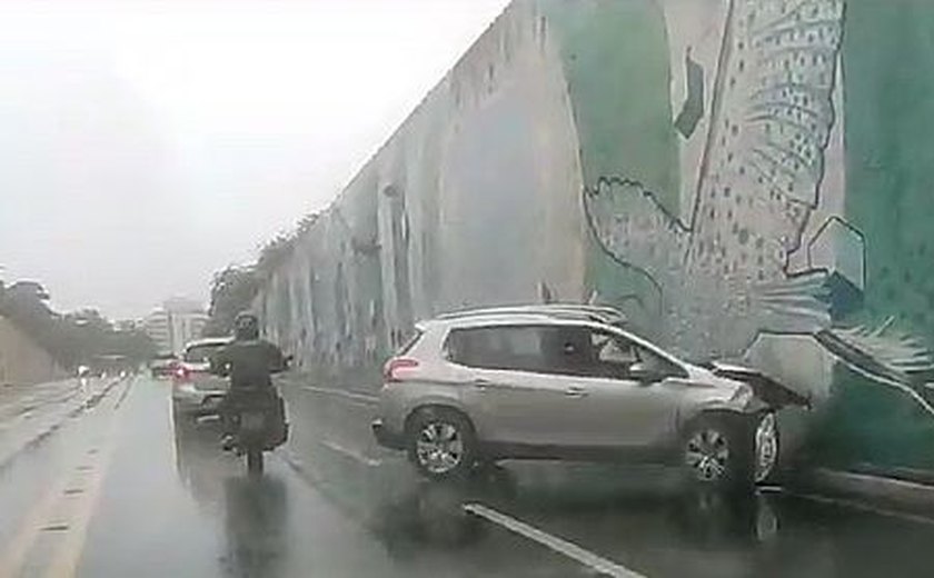 Carro é abandonado ﻿na Avenida Governador Afrânio Lages após batida