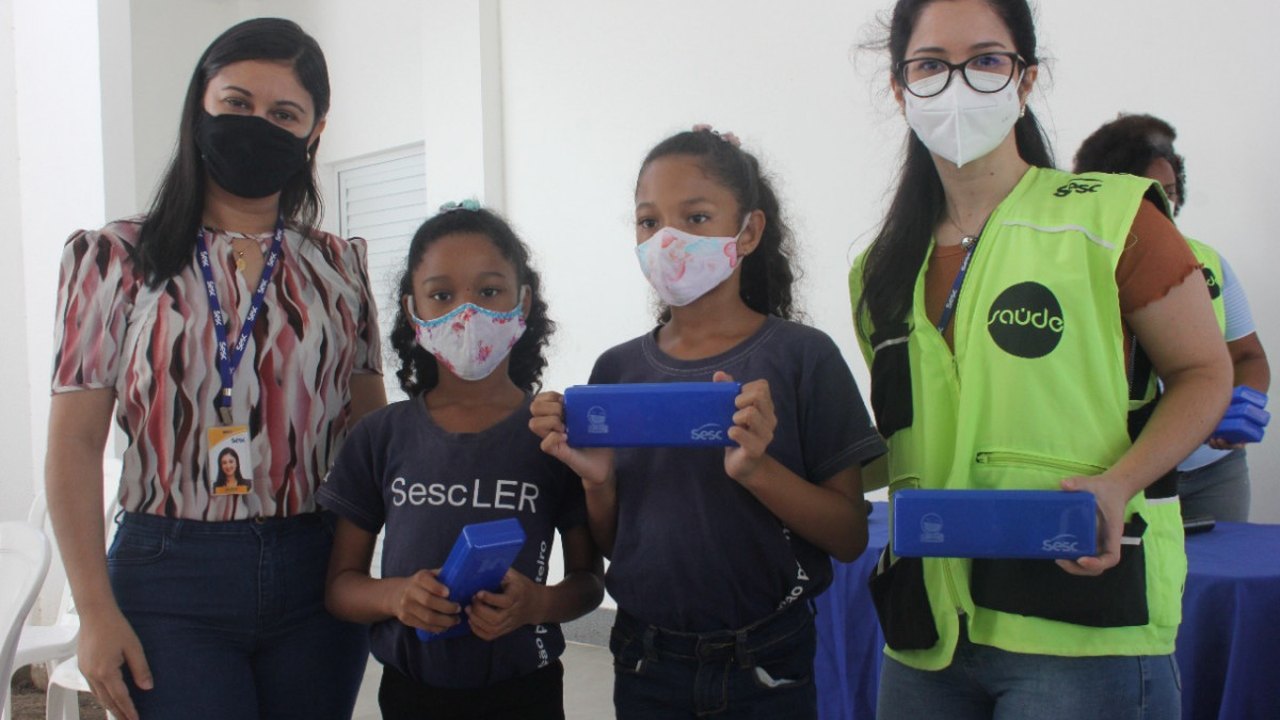 Sesc Alagoas inicia entrega de kits de saúde bucal para alunos da EJA e da educação complementar