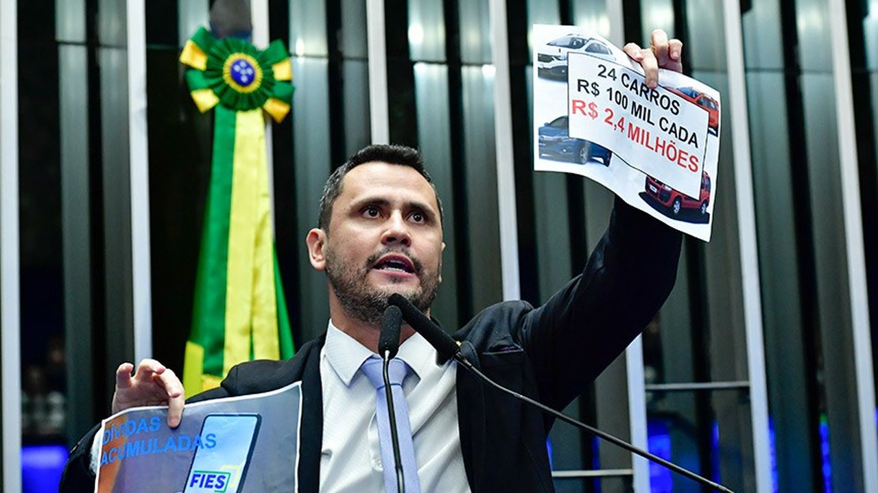 Cleitinho critica PEC que anistia partidos políticos
