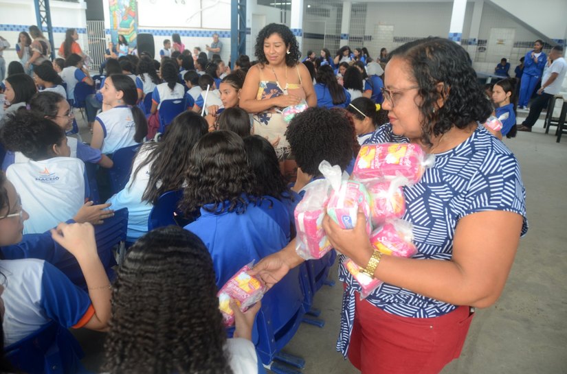 Programa Dignidade Menstrual beneficia 12 mil alunas da rede municipal de ensino de Maceió
