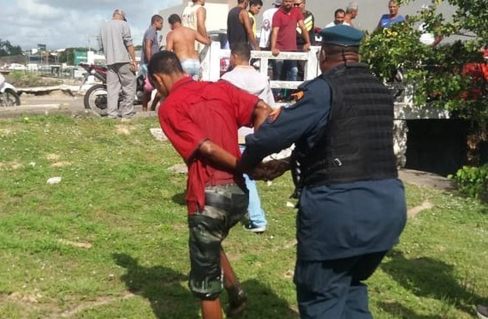 preso caiu na água para fugir