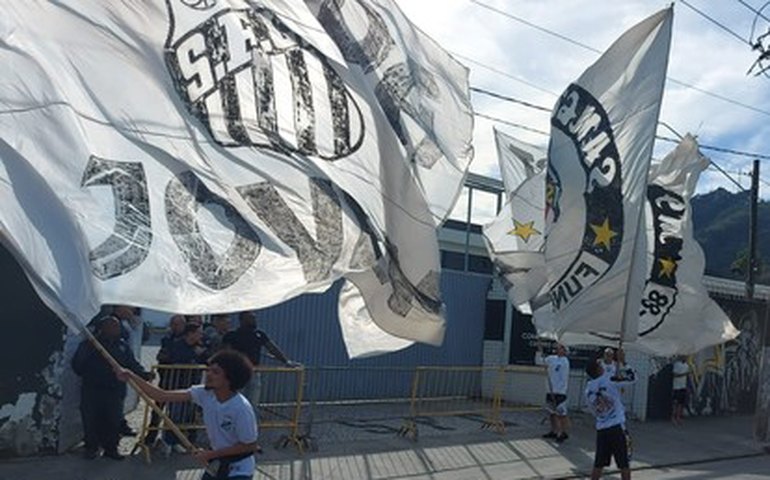Torcida do Santos aparece em peso no CT Rei Pelé e apoia o time antes do clássico com Palmeiras