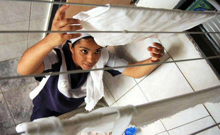 Apenas 27% dos trabalhadores domésticos possuem carteira assinada no país Apenas 27% dos trabalhadores domésticos possuem carteira assinada no país