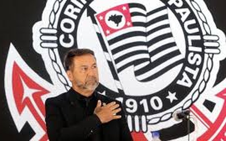 Conselheiros do Corinthians entram com pedido de impeachment contra presidente Augusto Melo