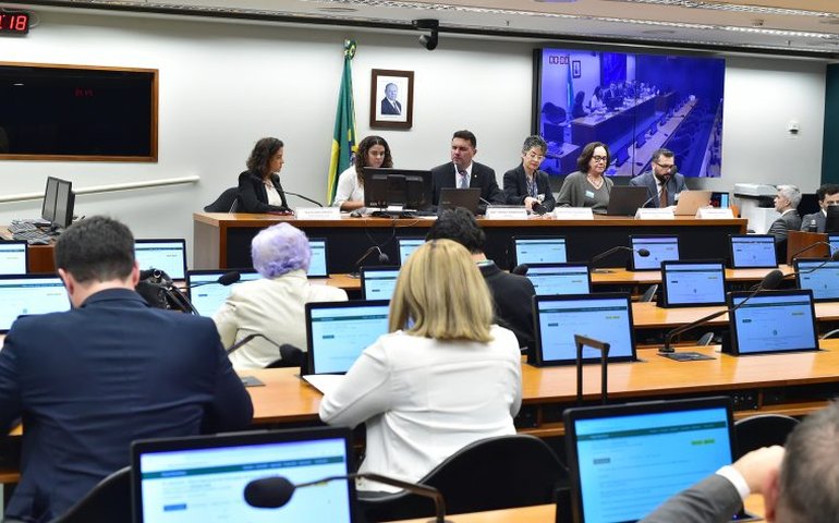 Alcançar metas do Plano Nacional de Educação exige mudanças estruturais, afirmam debatedores