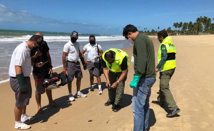 Fragmentos de óleo reaparecem no litoral do Nordeste