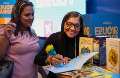 Servidores da Educação participam de tarde de autógrafos na Bienal
