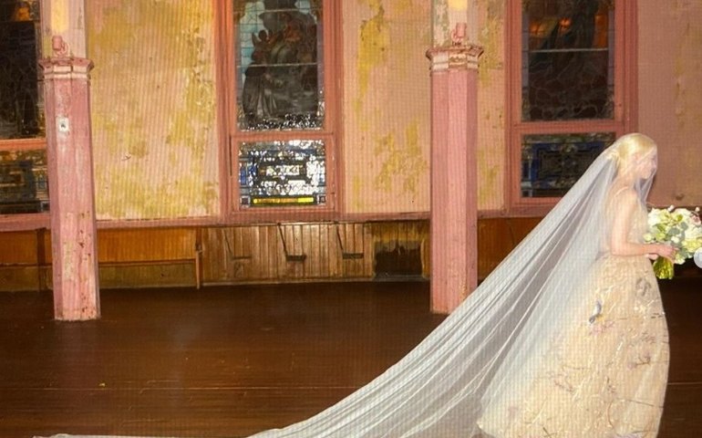 Anya Taylor-Joy publica fotos de seu 'casamento secreto' e mostra bolo inusitado