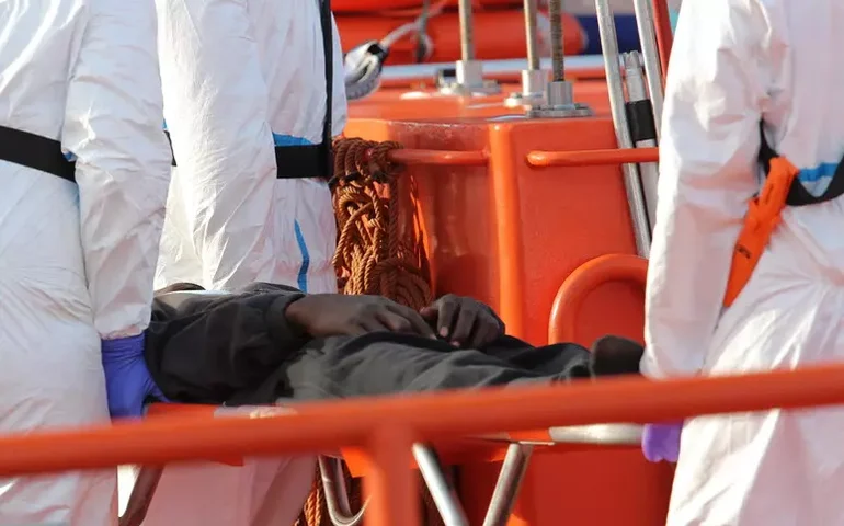 Agência da ONU diz que 50 migrantes morreram em incêndio em barco na Líbia