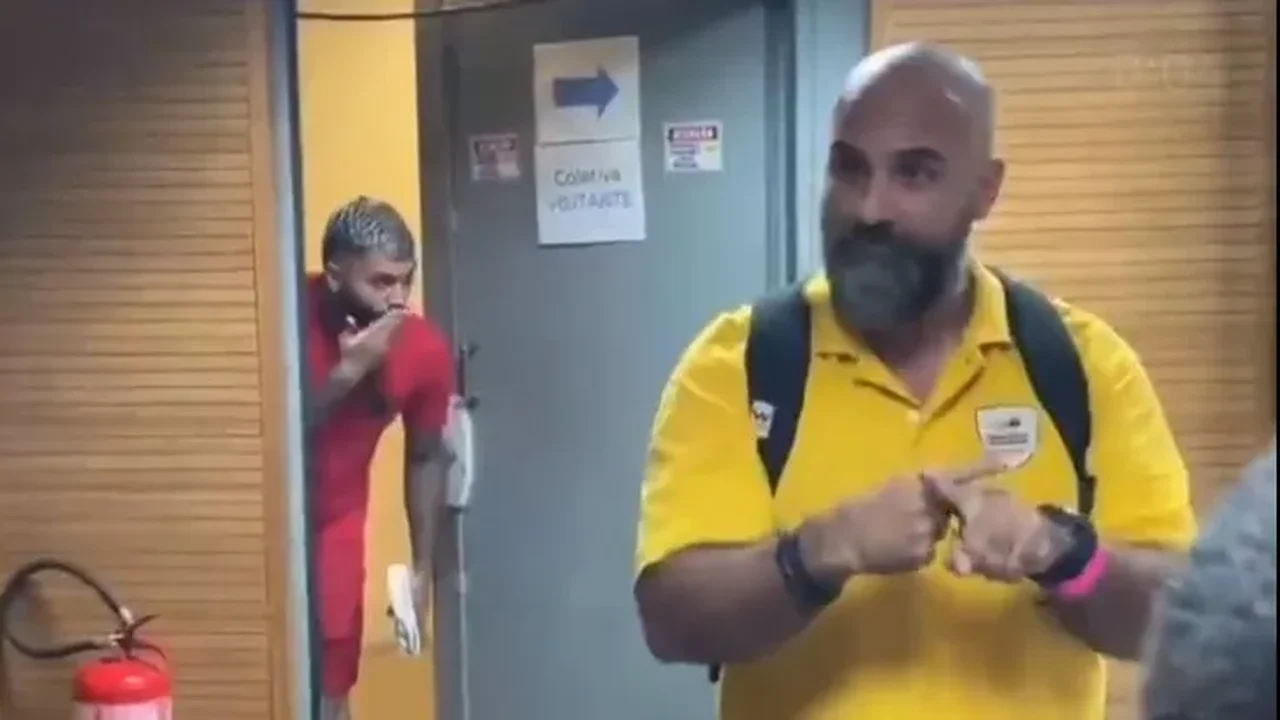 Gabigol 'invade' coletiva de Dorival Jr. e manda beijo para o treinador do São Paulo