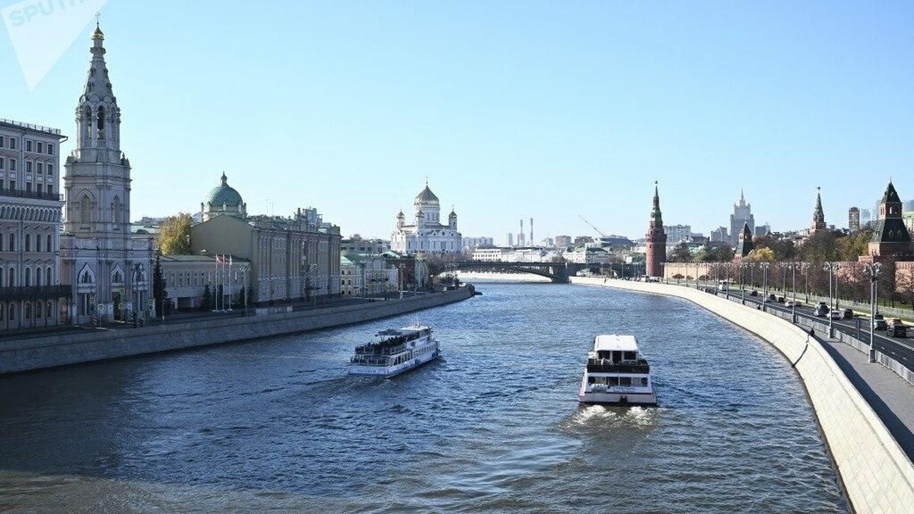 Entre águas tranquilas e monumentos históricos, barcos turísticos percorrem o rio Moscou
