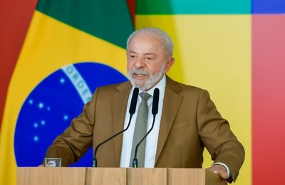“Evitar que os efeitos das guerras cheguem ao povo brasileiro”, diz Lula ao assinar medidas para proteger população da alta do petróleo