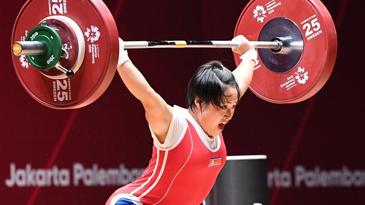 Atleta da Coreia do Norte volta a competir após quatro anos e bate recorde mundial em levantamento de peso