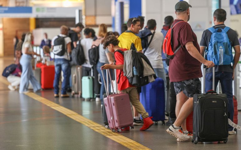Pilotos e comissários podem entrar em greve a partir de 1º de janeiro