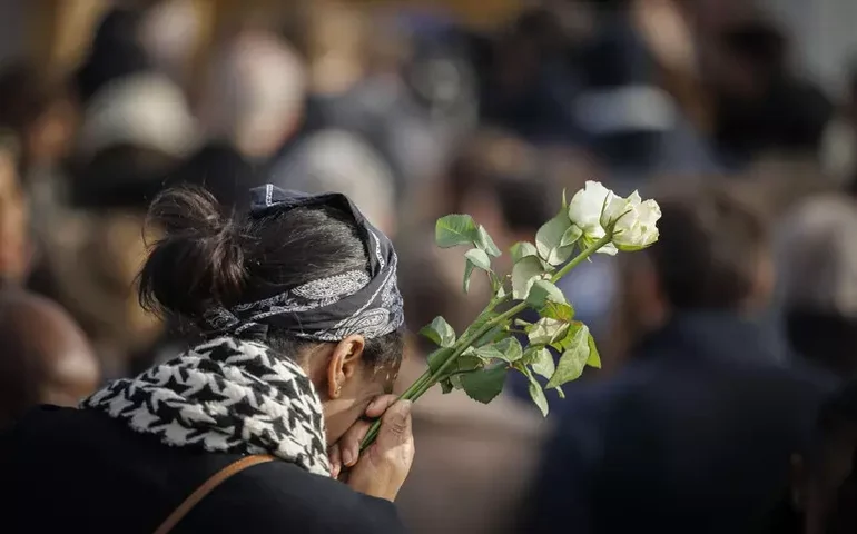 Famílias de vítimas de Crans-Montana sofrem com 'abandono', diz Papa