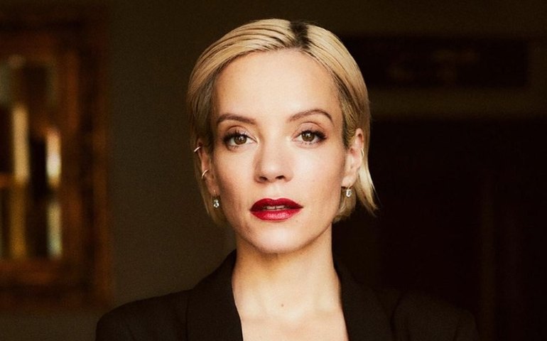 Lily Allen revela que perdeu virgindade no Brasil, aos 12 anos