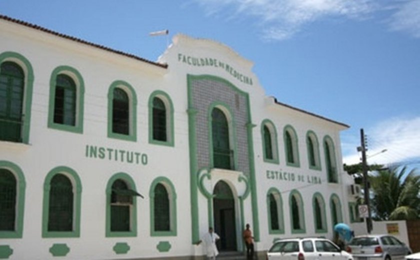 Servidores penitenciários doam brinquedos para crianças do IML
