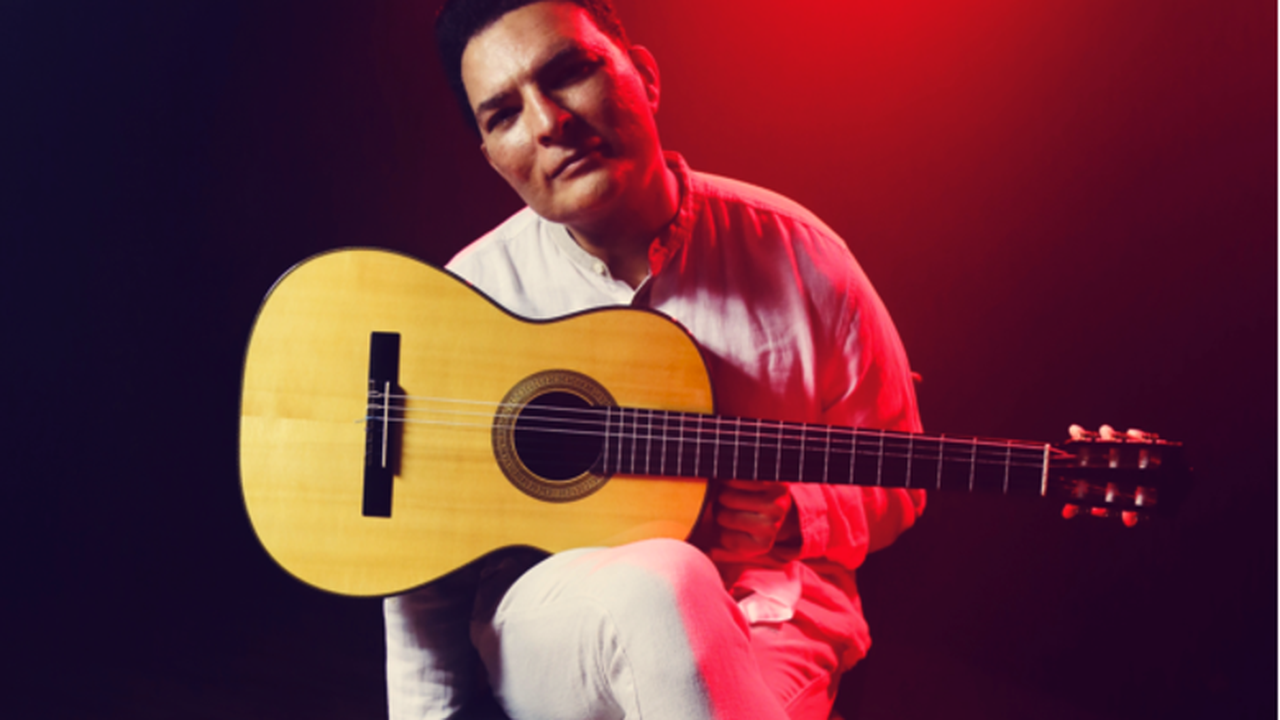 Lehart relê clássico do samba em versão voz e violão