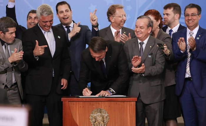 Jair Bolsonaro assina o decreto que dispõe sobre a aquisição, o cadastro, o registro, a posse, o porte e a comercialização de armas