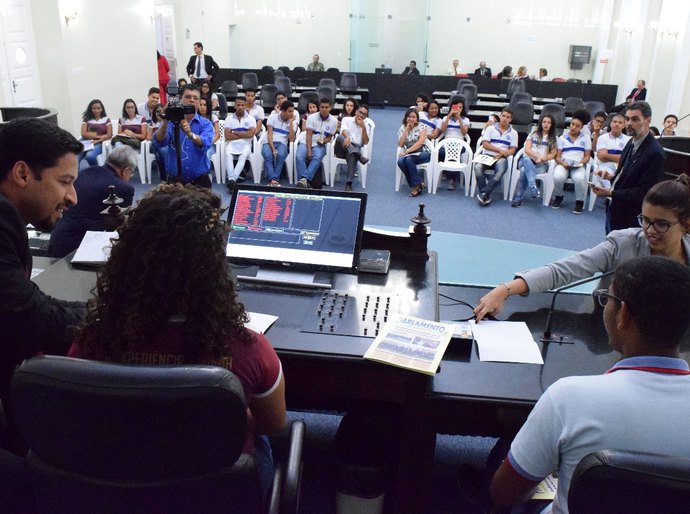 Estudantes da Escola Rosalvo Ribeiro conhecem funcionamento da ALE