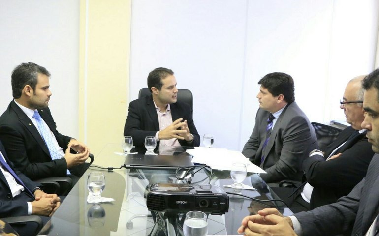 Renan Filho dialoga com PGE e Defensoria por serviço mais célere