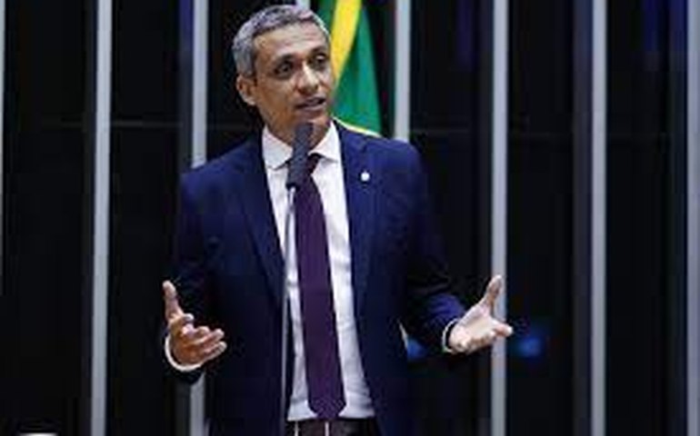 Justiça condena Gustavo Gayer a indenizar Gleisi Hoffmann por ofensa misógina