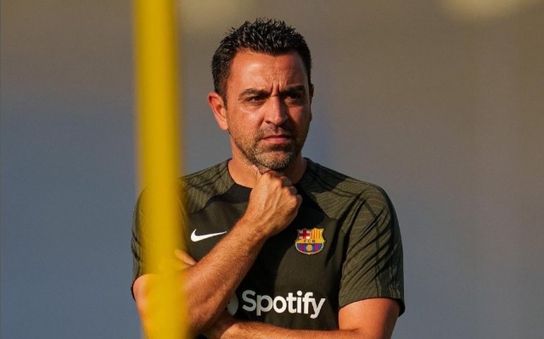 Xavi ameaça deixar o Barcelona em junho e pede cautela por Vitor Roque