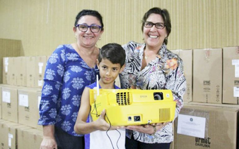 Arapiraca: Célia Rocha entrega 80 equipamentos de informática à Educação